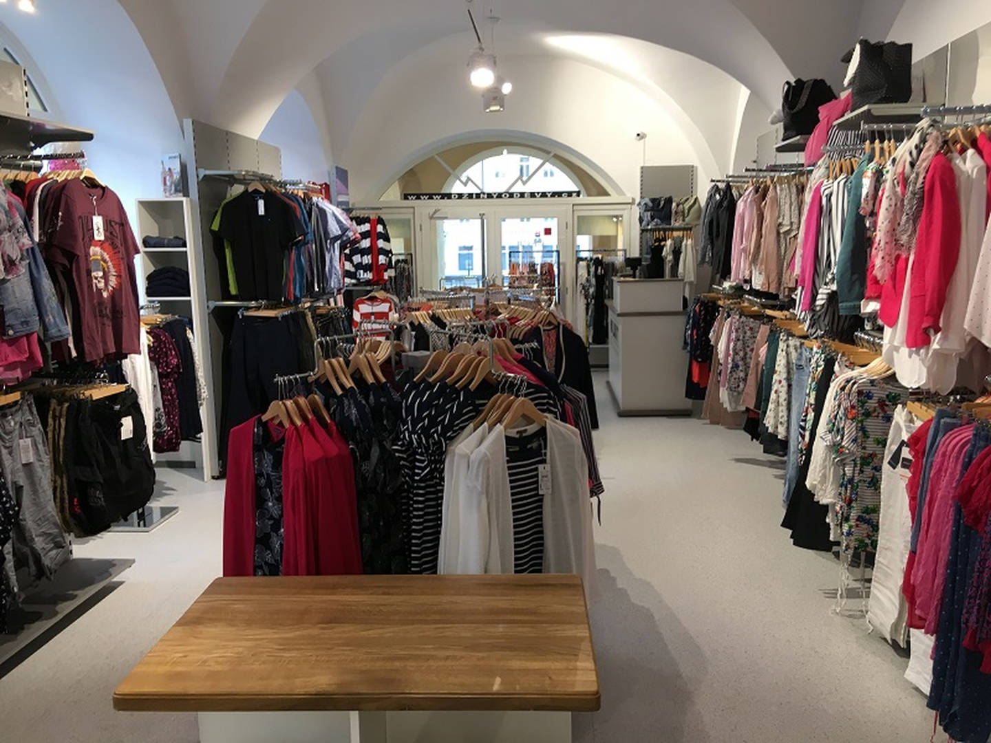 Výběr oblečení v prodejně no LIMIT fashion Pelhřimov